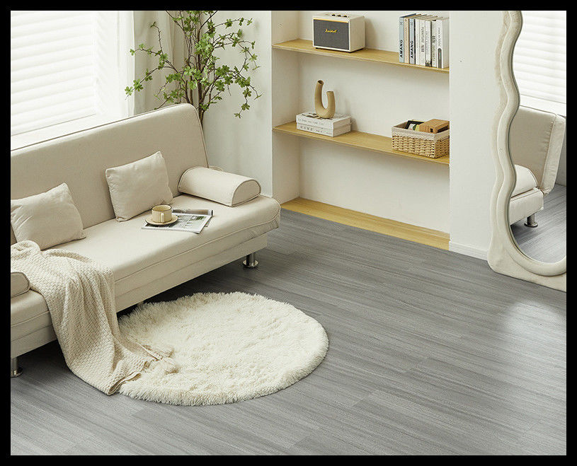 Obtenha a solução de piso perfeita com piso de azulejos de vinil de luxo em brilho de superfície brilhante ou brilhante e largura de 7,25 polegadas/183 mm